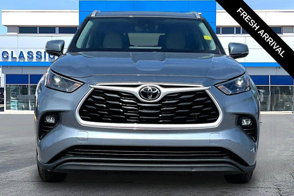 Used 2024 Toyota Highlander XLE AWD/4WD image 18
