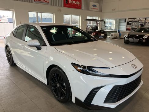 Used 2025 Toyota Camry SE image 3