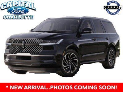 Used 2025 Lincoln Navigator Reserve AWD/4WD image 2