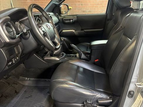 Used 2019 Toyota Tacoma TRD Off-Road w/ TRD Premium Off Road Package AWD/4WD image 16
