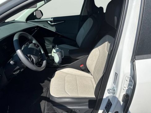 Used 2025 Kia Niro FWD image 16