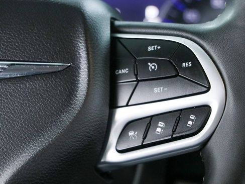 Used 2024 Chrysler Pacifica Touring-L FWD image 14