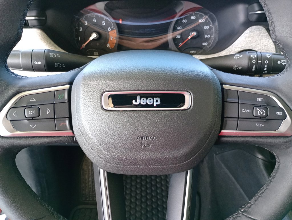 Used 2025 Jeep Compass Latitude w/ Sun & Sound Group AWD/4WD image 15