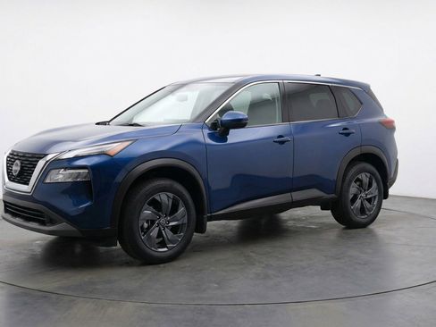 Used 2025 Nissan Rogue SV image 3