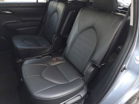 Used 2021 Toyota Highlander XLE image 31