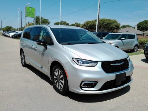 Used 2024 Chrysler Pacifica Limited FWD image 4
