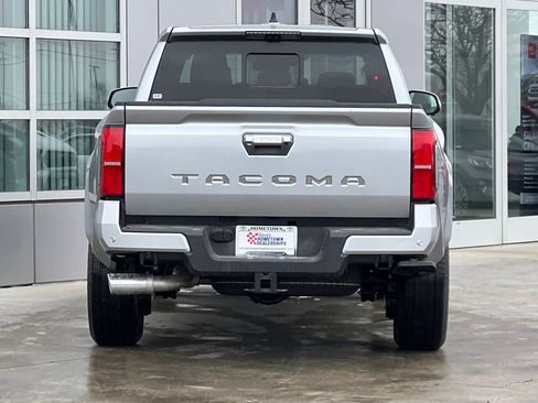 Used 2024 Toyota Tacoma Limited w/ Limited Package (LT) AWD/4WD image 5