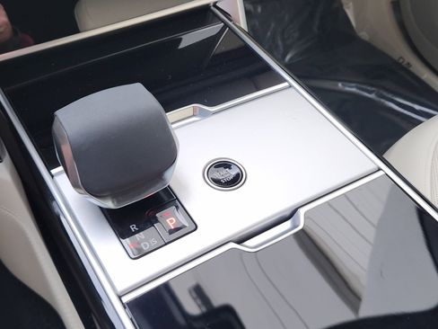 Certified 2025 Land Rover Range Rover SE image 20