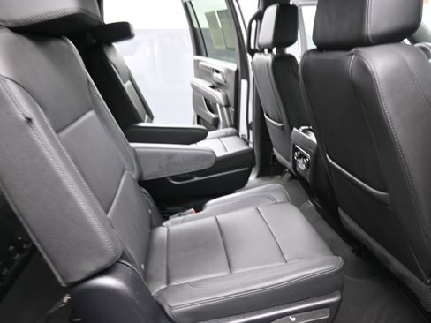 Used 2025 Chevrolet Suburban LT w/ Comfort Package AWD/4WD image 18