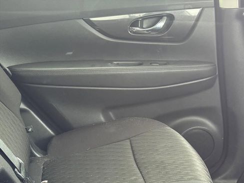 Used 2019 Nissan Rogue SV image 3