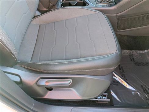 Certified 2025 Volkswagen Taos SE image 16