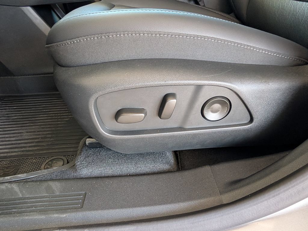 New 2027 Chevrolet Equinox LT w/ Convenience Package II FWD image 11