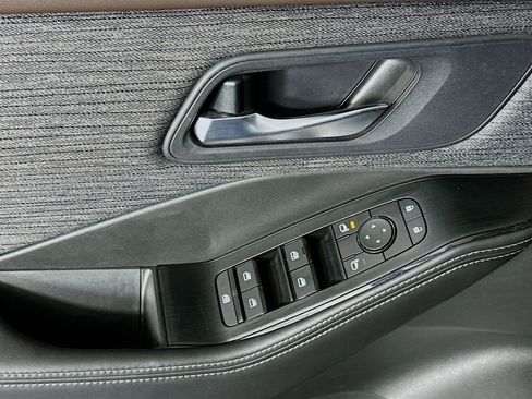 Used 2023 Nissan Rogue SV image 15