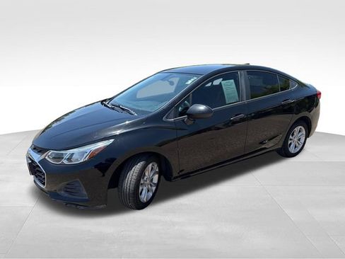 Used 2019 Chevrolet Cruze LS w/ LS Convenience Package FWD image 3