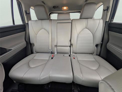 Used 2022 Toyota Highlander XLE image 12