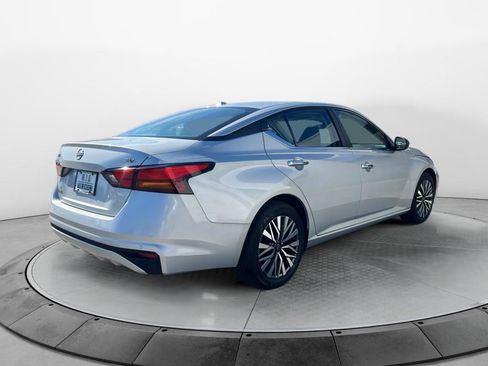 Used 2024 Nissan Altima 2.5 SV FWD image 3