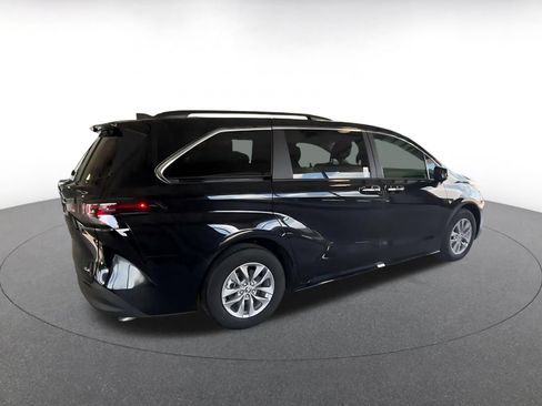 Used 2025 Toyota Sienna XLE FWD image 14