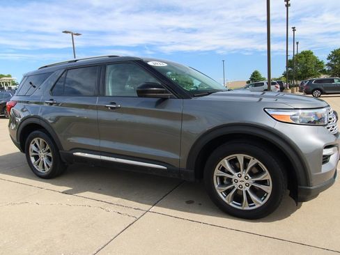 Used 2022 Ford Explorer Limited AWD/4WD image 3