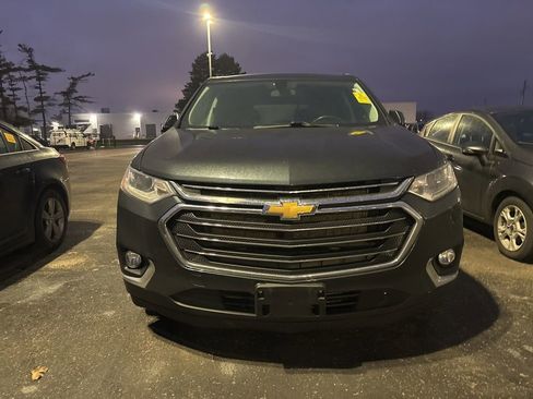 Used 2020 Chevrolet Traverse LT image 2