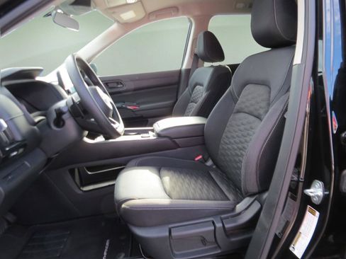 Used 2023 Nissan Pathfinder S image 17