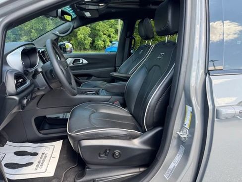 Used 2025 Chrysler Pacifica Limited w/ Uconnect Theater Family Group AWD/4WD image 10