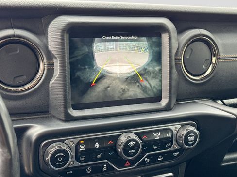Used 2022 Jeep Wrangler Unlimited Sahara AWD/4WD image 32