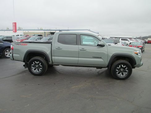 Used 2022 Toyota Tacoma TRD Off-Road image 4