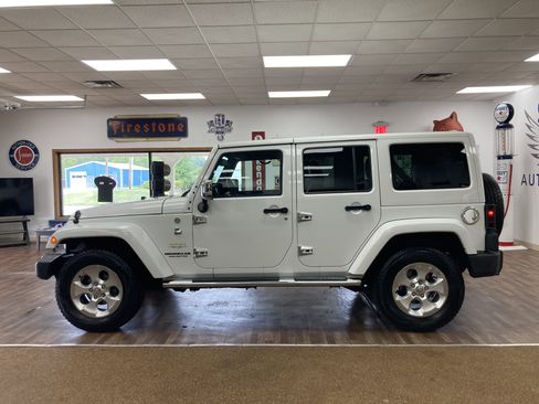 Used 2014 Jeep Wrangler Unlimited Sahara w/ Dual Top Group AWD/4WD image 2