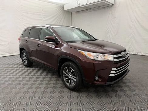 Used 2019 Toyota Highlander XLE AWD/4WD image 4
