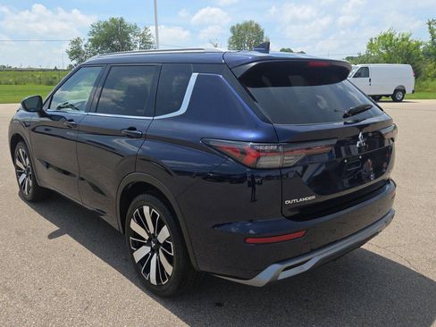 Used 2025 Mitsubishi Outlander AWD image 3