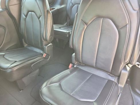 Used 2025 Chrysler Pacifica Select FWD image 16