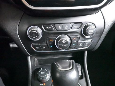 Used 2021 Jeep Cherokee Limited w/ Elite Package AWD/4WD image 15