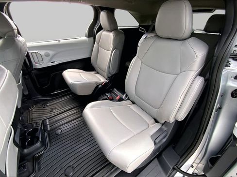 Used 2025 Toyota Sienna XLE w/ XLE Plus Package FWD image 20
