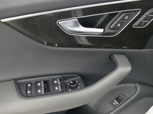 Used 2024 Audi Q8 Premium image 11