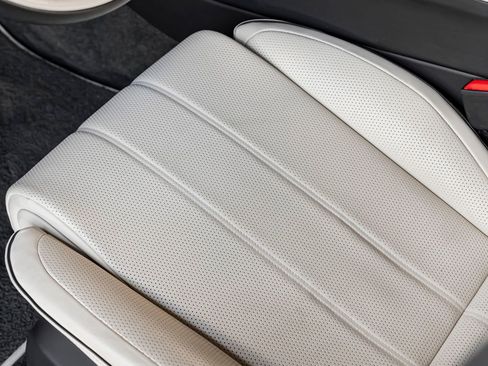 Used 2023 Bentley Bentayga Extended Wheelbase AWD/4WD image 18