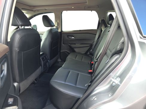 Used 2023 Nissan Rogue SV w/ SV Premium B Package FWD image 11