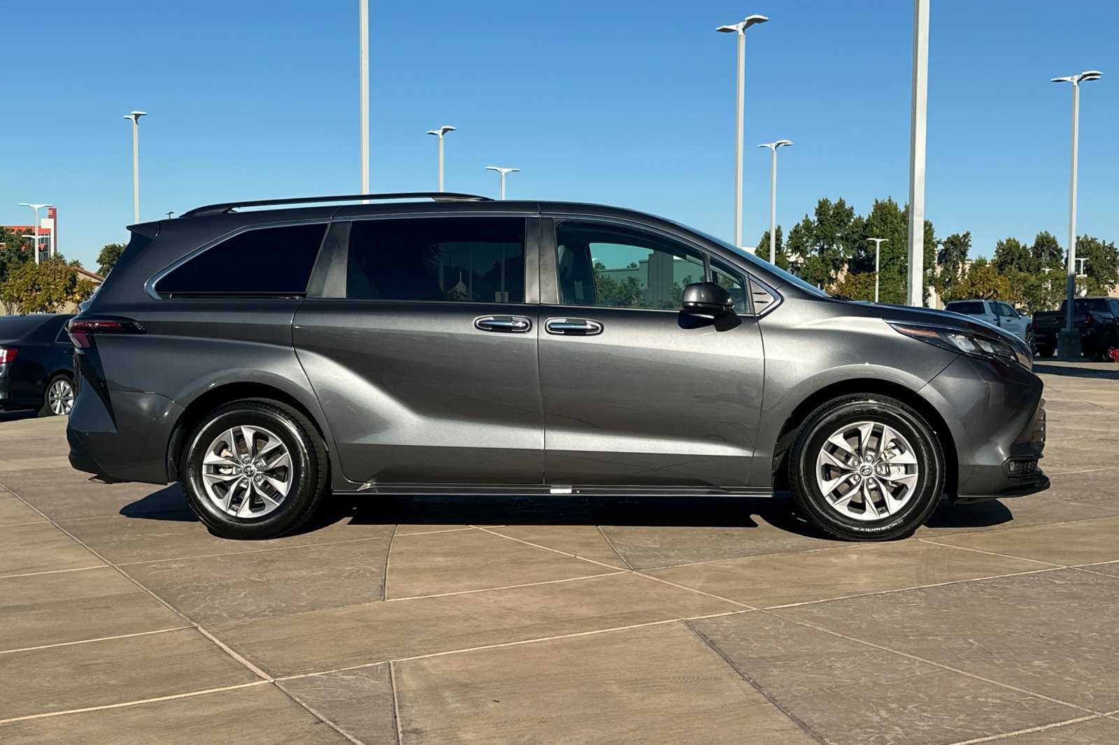 Certified 2025 Toyota Sienna XLE FWD image 3