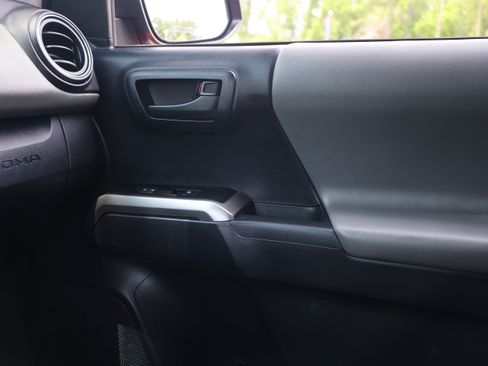 Used 2019 Toyota Tacoma SR5 RWD image 13