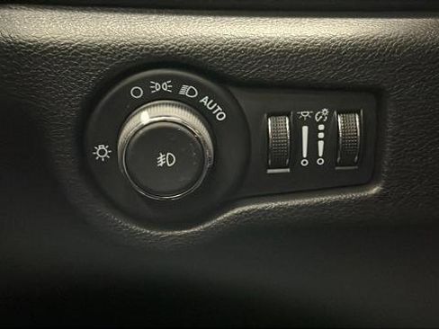 Used 2024 Chrysler Pacifica Touring image 37