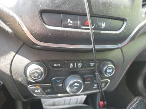 Used 2021 Jeep Cherokee Latitude Plus AWD/4WD image 9