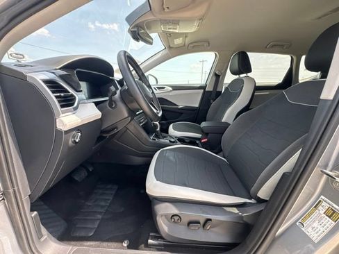 Used 2025 Volkswagen Taos SE AWD/4WD image 2