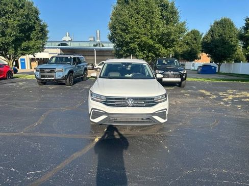 Used 2024 Volkswagen Tiguan SE AWD/4WD image 2