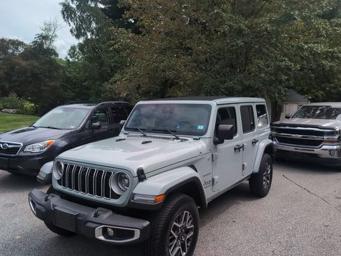 Used 2024 Jeep Wrangler Unlimited Sahara w/ Technology Group AWD/4WD image 3