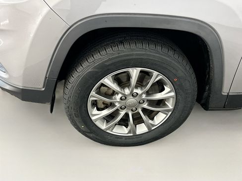 Used 2019 Jeep Cherokee Latitude Plus AWD/4WD image 11