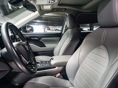 Used 2020 Toyota Highlander XLE image 23