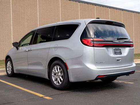 Used 2024 Chrysler Pacifica Touring-L FWD image 7