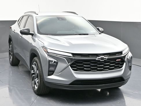 Used 2025 Chevrolet Trax RS w/ Driver Confidence Package image 2