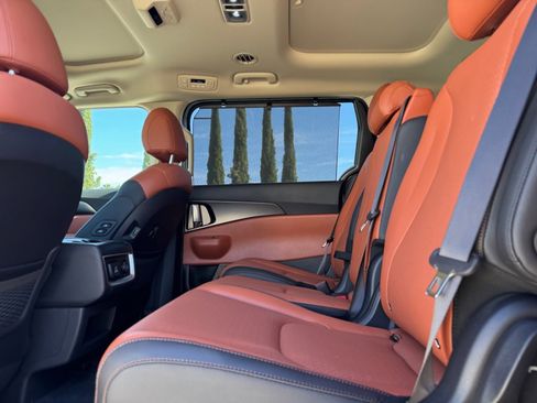 Used 2025 Kia Carnival SX Prestige image 18