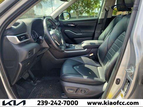 Used 2022 Toyota Highlander XLE FWD image 21