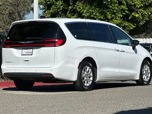 Used 2024 Chrysler Pacifica Touring-L image 4